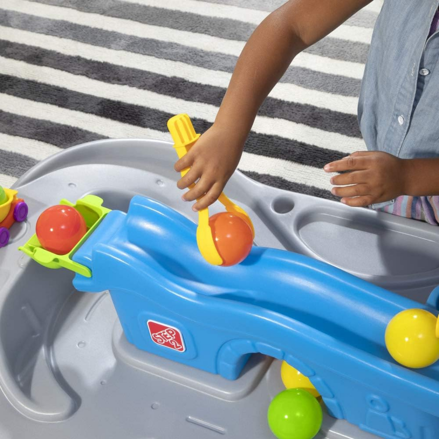 Step2 Ball Buddies Truckin & Rollin Play Table, Indoor and Outdoor Sensory Playset, Activity Toy with 13 Piece Accessories Including Balls, STEM Toy and Activity Centre, Suitable for Children Aged 2+