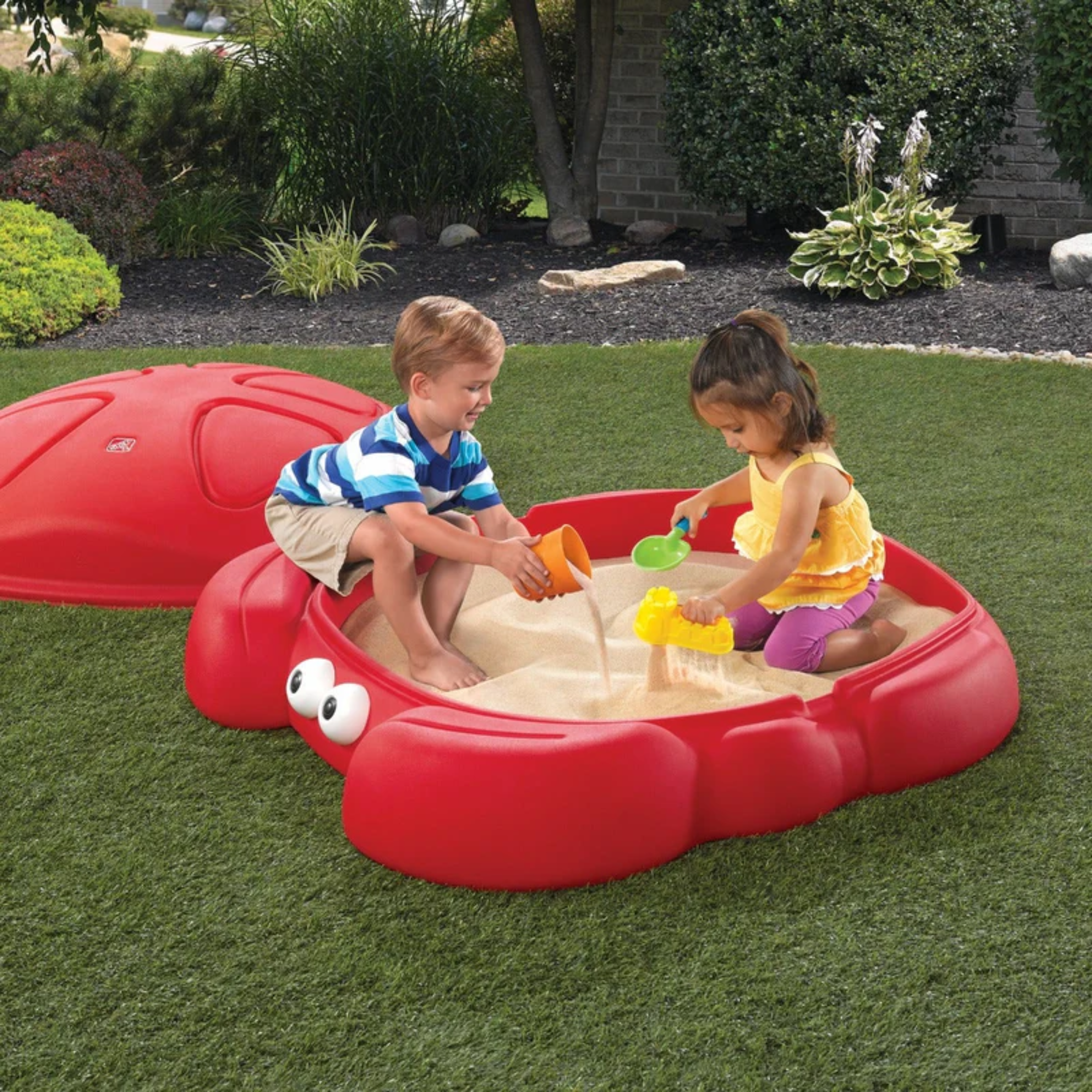 Step2 Crabbie Sandbox with Lid, Red Outdoor Sandpit, Sensory Play and Activity Toy with Two Molded Claw Seats, Backyard Garden Sandpit with 136 kg Holding Capacity, Suitable for Boys and Girls Aged 3+