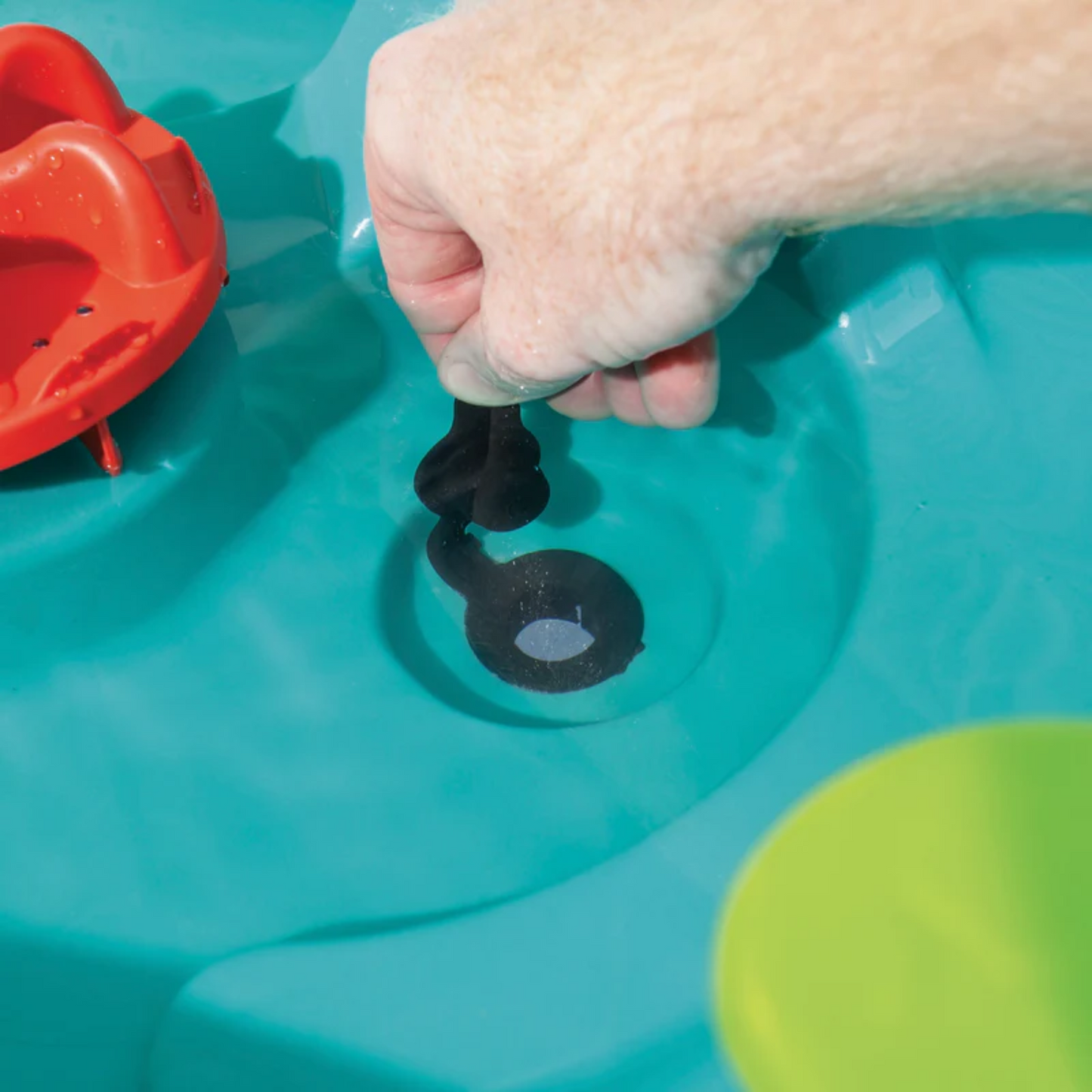 Step2 Splish Splash Seas Water Table, Indoor and Outdoor Water Table, Activity Toy with 10 Piece Accessories Include Pirates, STEM Toy and Activity Centre, Suitable for Children Aged 1.5+