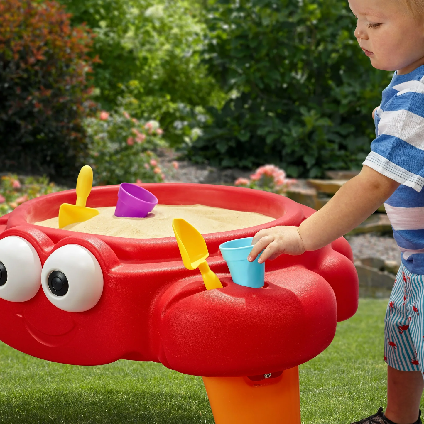 Step2 Crabbie Sand Table with Lid and Legs, Outdoor Sandbox, Sensory Play Activity Toy with 4 Piece Accessories, Backyard Garden Sandpit with 11 kg Holding Capacity, Suitable for Children Aged 1.5+