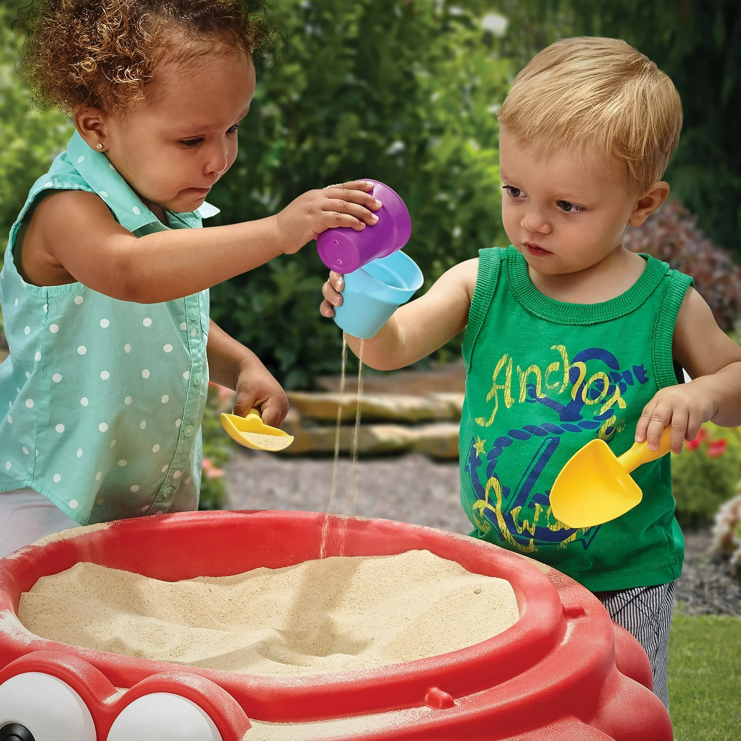 Step2 Crabbie Sand Table with Lid and Legs, Outdoor Sandbox, Sensory Play Activity Toy with 4 Piece Accessories, Backyard Garden Sandpit with 11 kg Holding Capacity, Suitable for Children Aged 1.5+