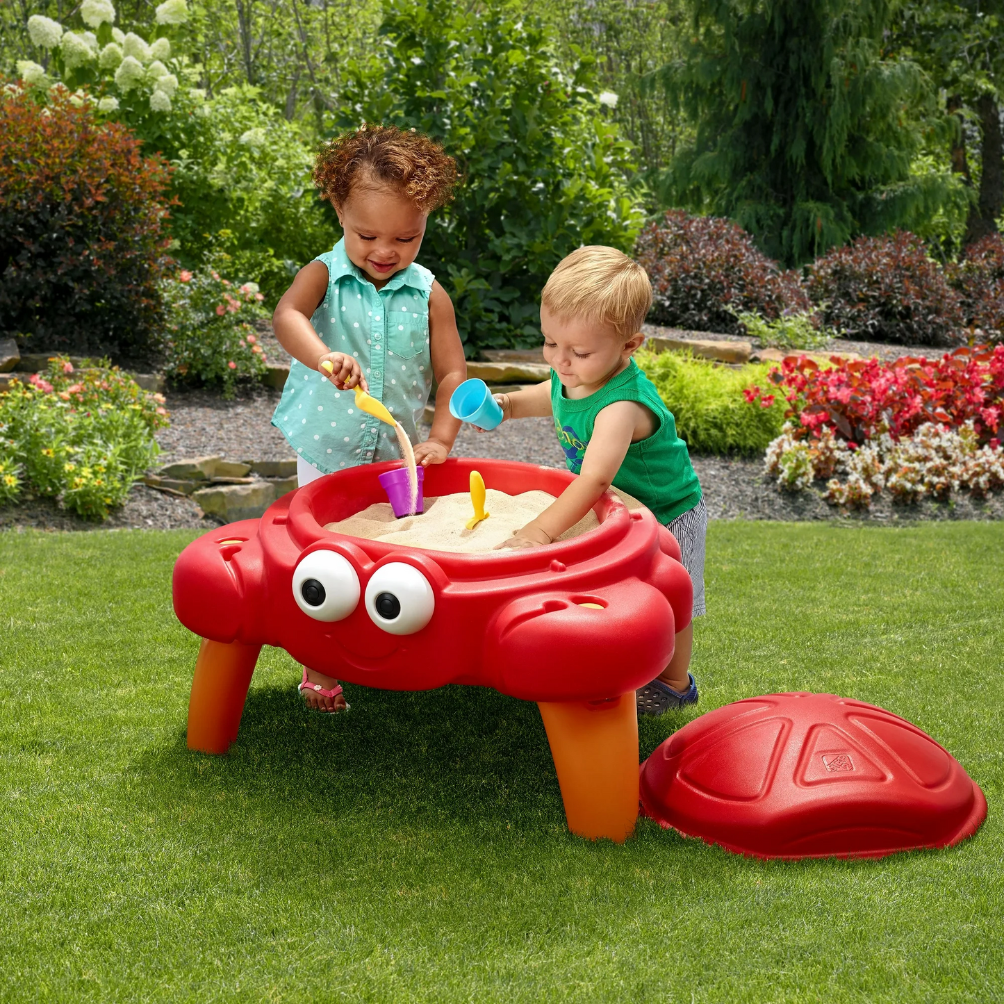 Step2 Crabbie Sand Table with Lid and Legs, Outdoor Sandbox, Sensory Play Activity Toy with 4 Piece Accessories, Backyard Garden Sandpit with 11 kg Holding Capacity, Suitable for Children Aged 1.5+
