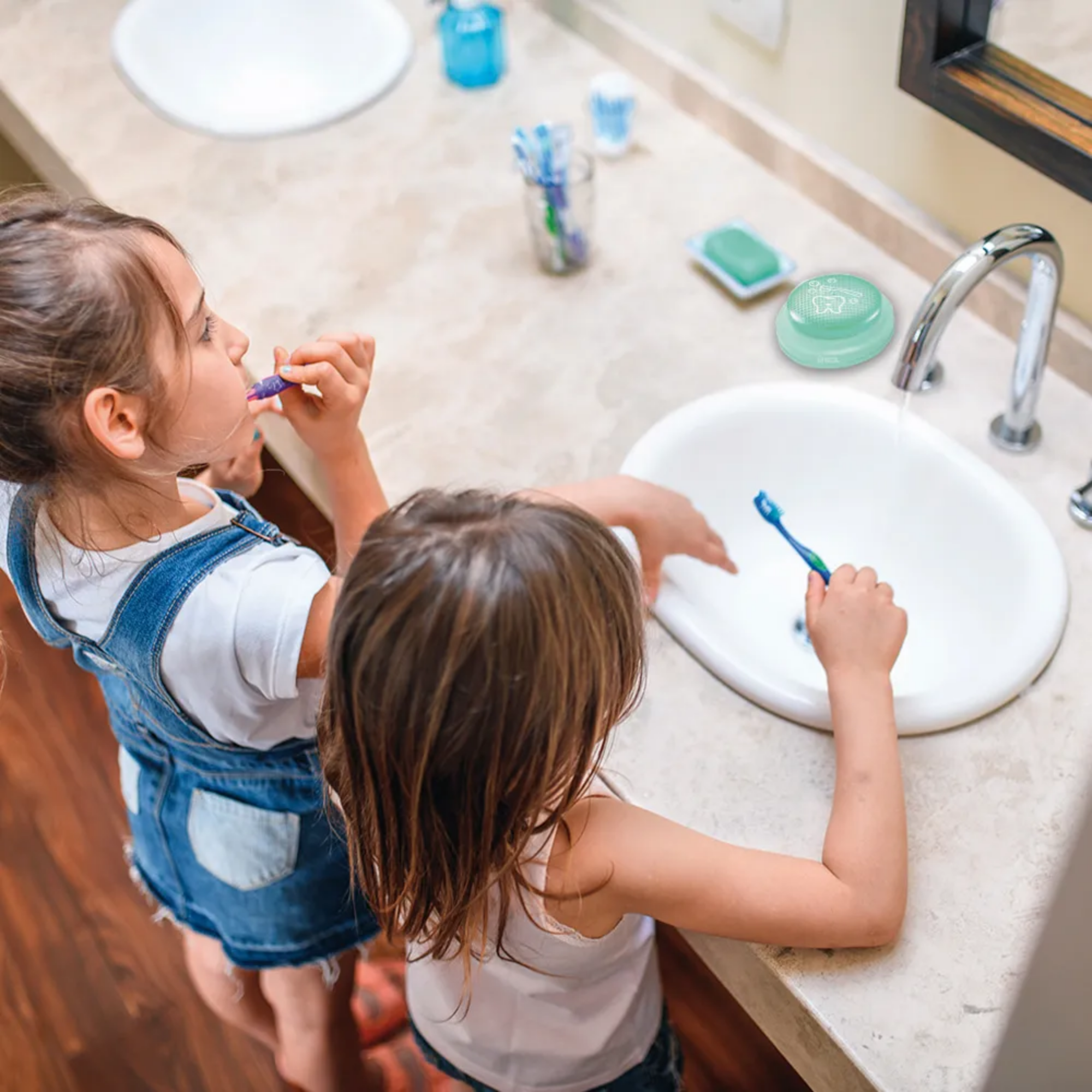 Learning Resources 2-Minute Toothbrush Timer, Fun Light-Up Timer for Kids to Encourage Healthy Brushing Habits, Includes Multilingual Guide